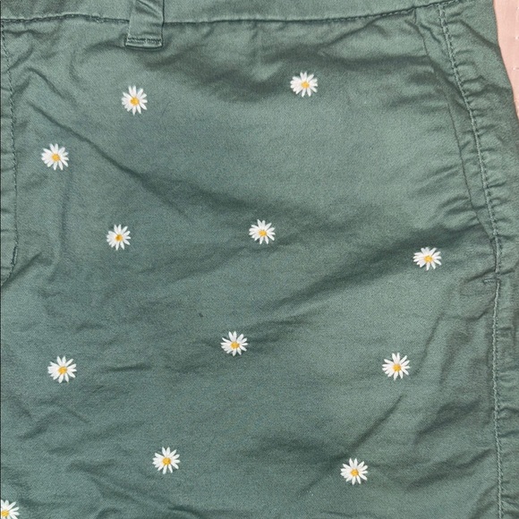 Old Navy Green Floral Everyday Shorts - Picture 2 of 4